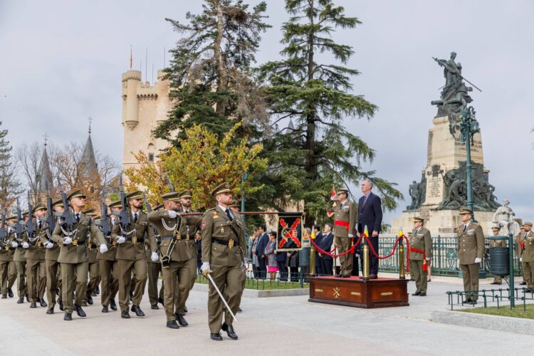 Desfile tras la inauguración del curso de la Academia de Artillería en la Plaza Reina Victoria Eugenia.
