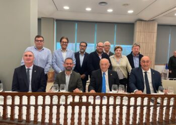 Los distintos representantes de Segovia posan junto a una imagen del Acueducto.