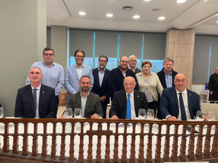 Los distintos representantes de Segovia posan junto a una imagen del Acueducto.