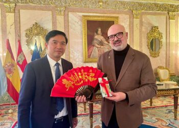 Juan Carlos Monroy y uno de los delegados de Chongquing.