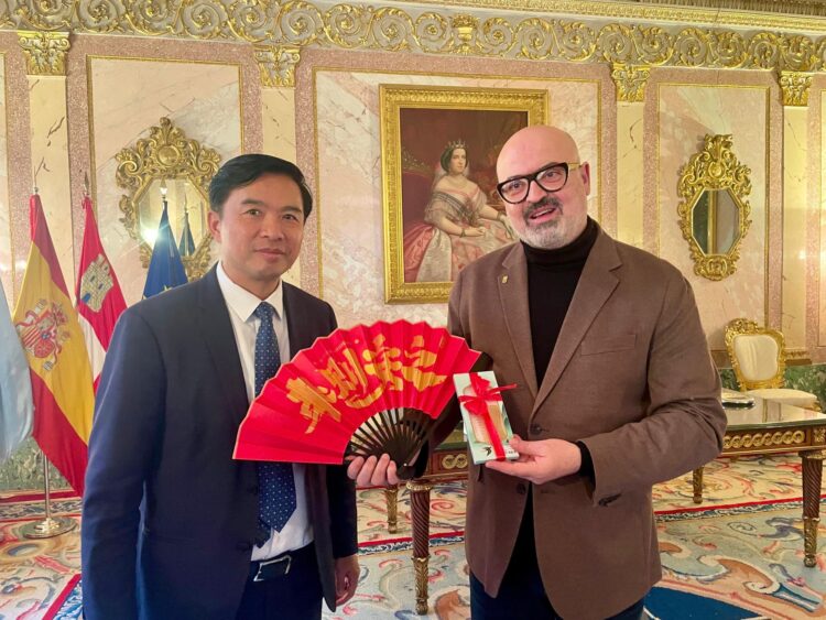 Juan Carlos Monroy y uno de los delegados de Chongquing.