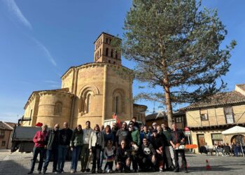 El Pino de Navidad ya adorna la plaza de San Lorenzo.