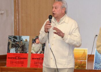 El director de producción Daniel Vega comentantado la exposición ‘El cine’ de ‘La Prote’.