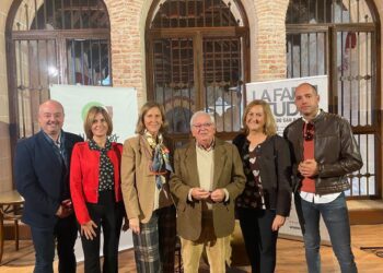Foto de familia tras la charla de Fernando Jáuregui.