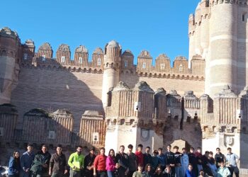 Los alumnos protestan frente al castillo de Coca.