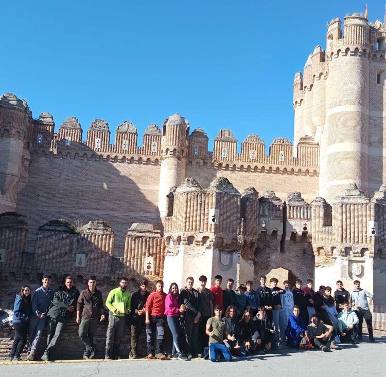 Los alumnos protestan frente al castillo de Coca.