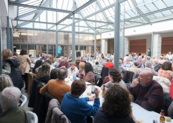 El Mercado Municipal de La Granja, lleno para degustar el cocido (FOTO: FRANCISCO SÁNCHEZ)