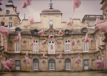Un momento del vídeoclip ‘313’ grabado en el Palacio Real de La Granja. / PATRIMONIO NACIONAL