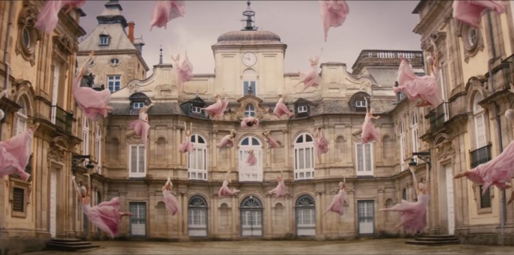 Un momento del vídeoclip ‘313’ grabado en el Palacio Real de La Granja. / PATRIMONIO NACIONAL