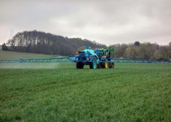 Un tractor regando una zona de cultivo en Castilla y León./ UNIÓN DE UNIONES