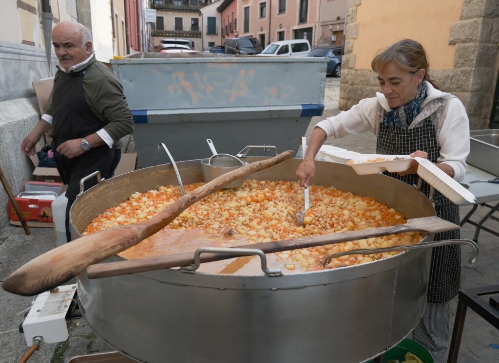 El II Cocido Popular del Foro Local de La Granja reúne a un centenar de personas 2 Elaboración del cocido popular (FOTO: FRANCISCO SÁNCHEZ)