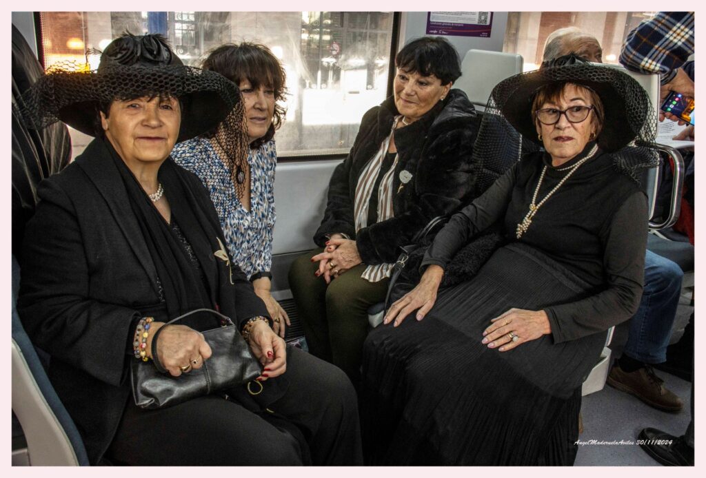 El ‘Tren de las Emociones’ volvió a transportar a la provincia a otra época 2 Algunas de las asistentes al evento no dudaron en vestir de época para celebrar la ocasión (FOTO: ÁNGEL MADERUELO AVILÉS)