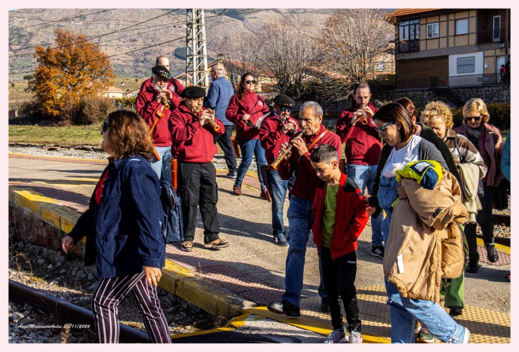El ‘Tren de las Emociones’ volvió a transportar a la provincia a otra época 3 El ‘Tren de las Emociones’ fue recibido en la estación de El Espinar al ritmo de la dulzaina y el tamboril. (FOTO: ÁNGEL MADERUELO AVILÉS)