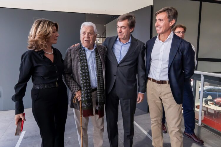 Claudio con sus hijos, Rosa, Claudio y Miguel.