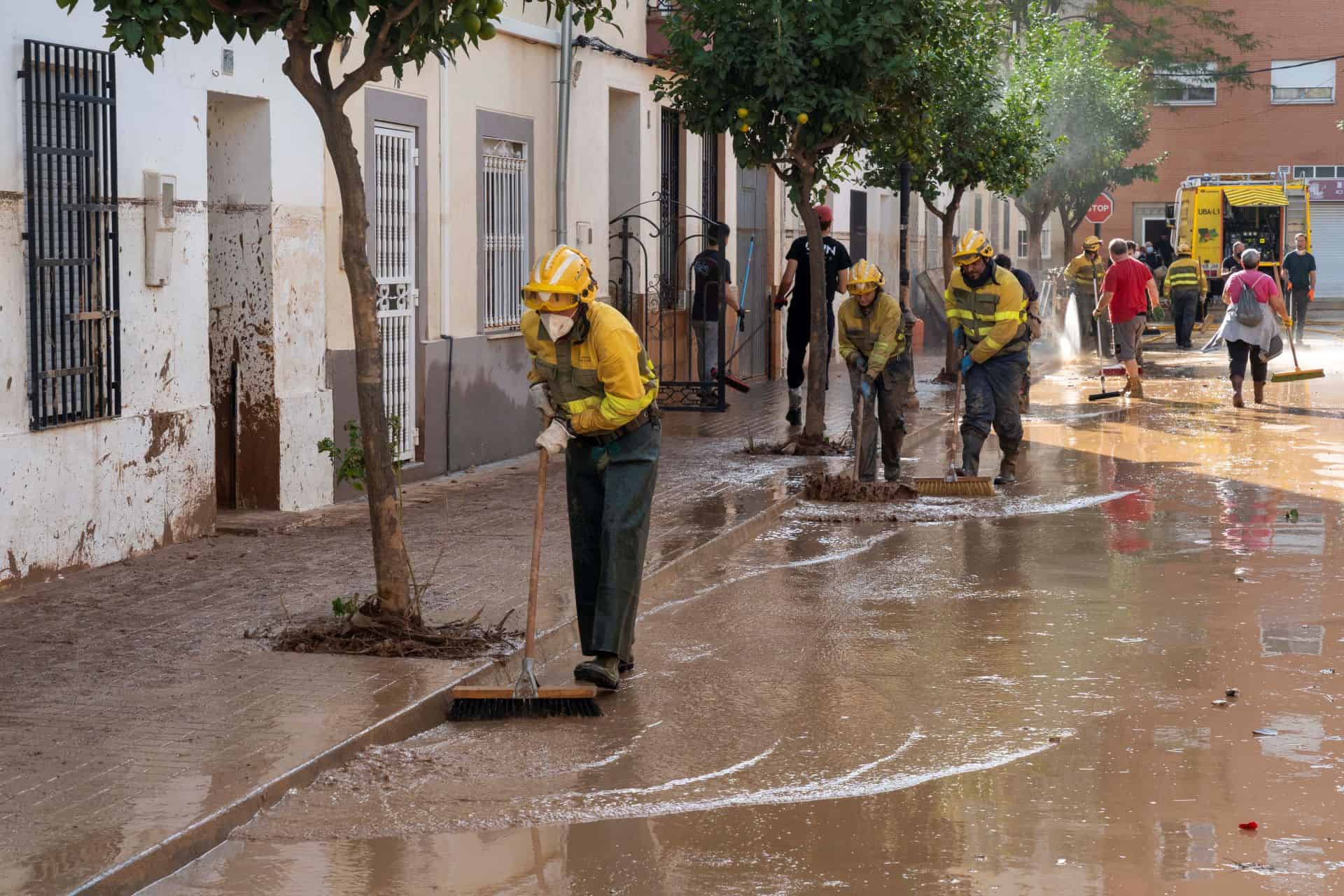 Cuando los héroes llevan cepillos, palas y mangueras 2 Bomberos del Equipo de Rescate de Castilla y León, limpiando las calles de Aldaya (Valencia).