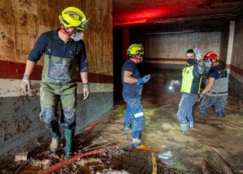 Bomberos de la Diputación de Palencia, realizan labores en los garajes de Aldaya (Valencia).