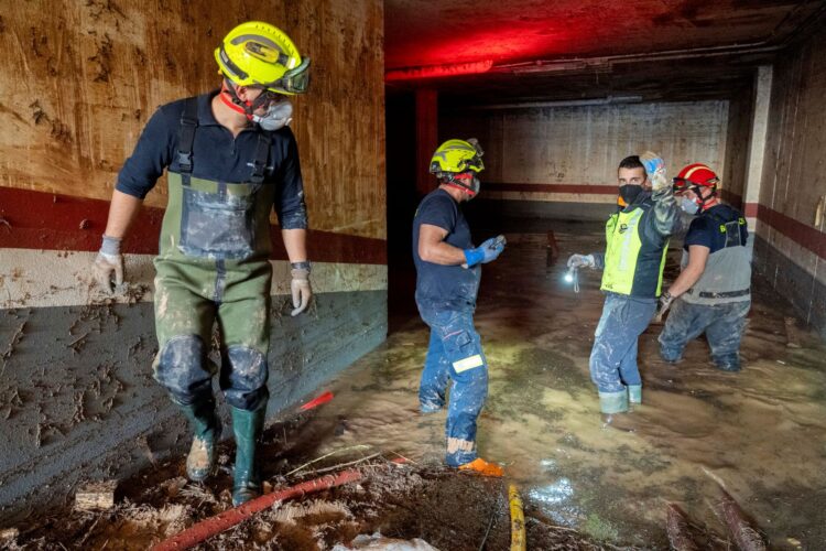 Cuando los héroes llevan cepillos, palas y mangueras 1 Bomberos de la Diputación de Palencia, realizan labores en los garajes de Aldaya (Valencia).