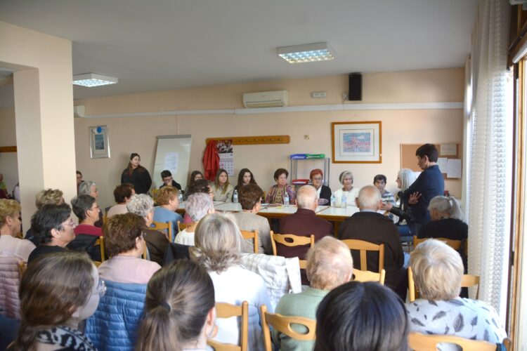 Jóvenes y mayores disfrutaron del encuentro intergeneracional.