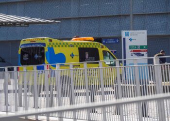 Una ambulancia, en la entrada del servicio de Urgencias del Hospital General./ KAMARERO