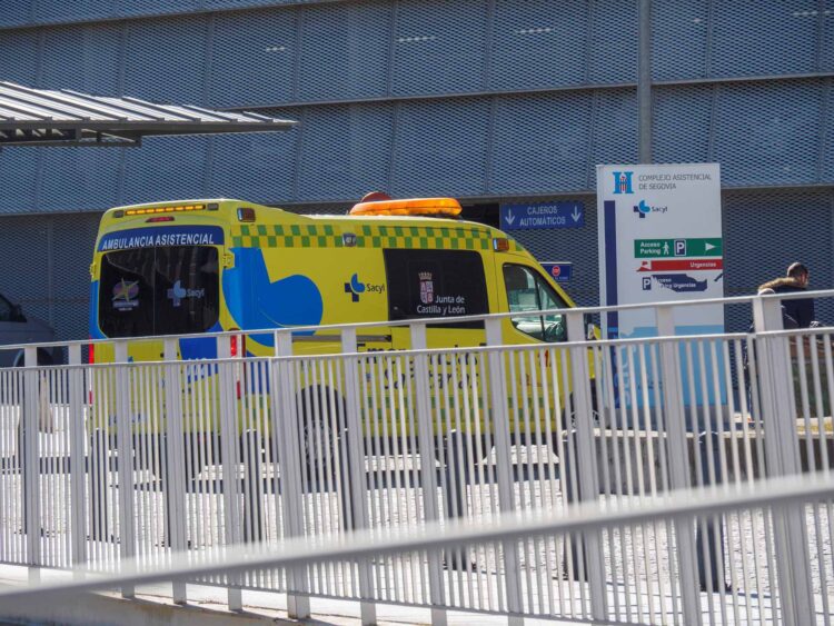 Sanidad lanza el Programa de Paciente Activo en EPOC 1 Una ambulancia, en la entrada del servicio de Urgencias del Hospital General./ KAMARERO