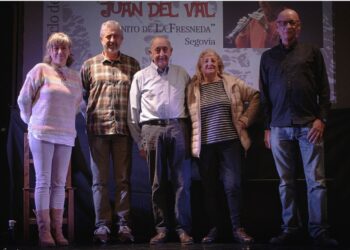 Miembros de la organización del ciclo junto a ‘Juanito de la Fresneda’, en el centro./ SELENE MARTÍN