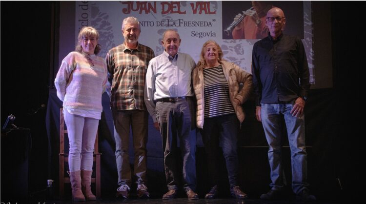 Miembros de la organización del ciclo junto a ‘Juanito de la Fresneda’, en el centro./ SELENE MARTÍN