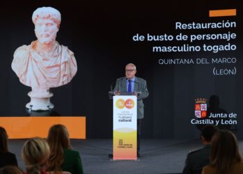 Gonzalo Santonja, junto al busto robado en 2013 y presentado en la Feria tras su restauración.
