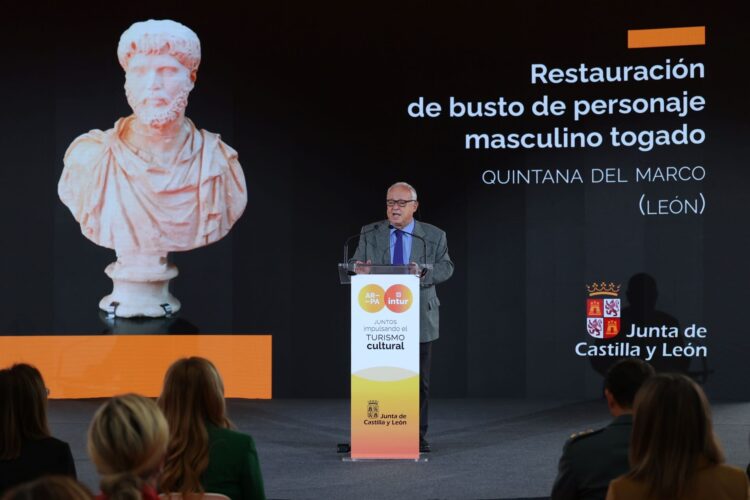Gonzalo Santonja, junto al busto robado en 2013 y presentado en la Feria tras su restauración.