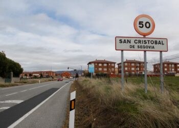 Entrada al municipio de San Cristóbal, donde la Junta ha adquirido viviendas de la Sareb. / NEREA LLORENTE