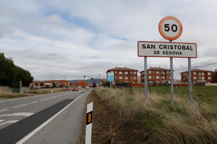 La Junta compra 34 viviendas con destino al alquiler social 1 Entrada al municipio de San Cristóbal, donde la Junta ha adquirido viviendas de la Sareb. / NEREA LLORENTE