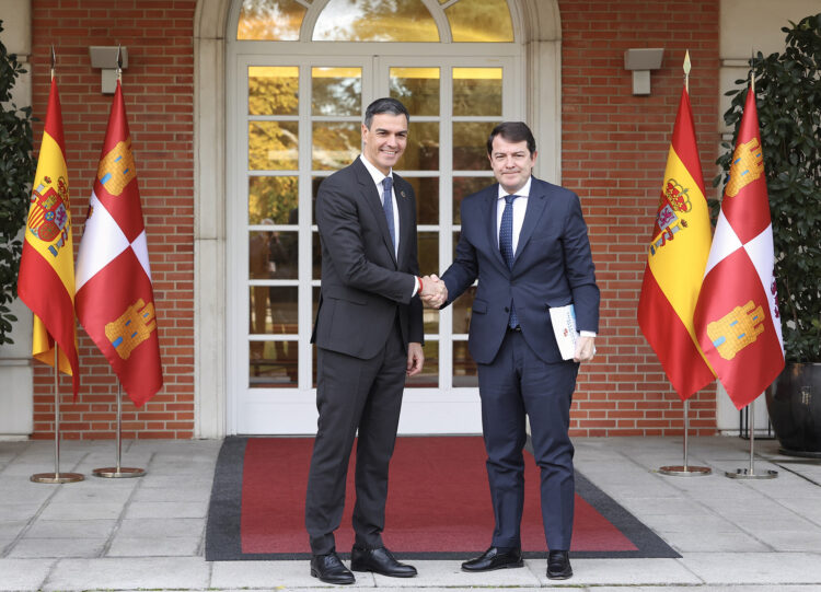 Alfonso Fernández Mañueco se reúne con Pedro Sánchez en La Moncloa. / Juan Lázaro