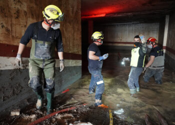 Efectivos de Castilla y León participan en tareas de limpieza y achique en Aldaya, Valencia. / Eduardo Margareto