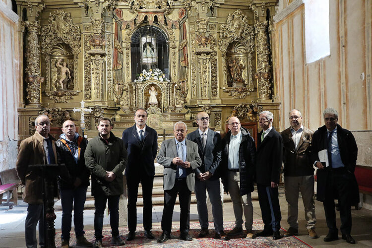 Leyenda y gótico rural resplandecen en la restaurada iglesia de Santa María en La Hiniesta 1 El Consejero de Cultura durante la presentación de la restauración del templo. / JL Leal