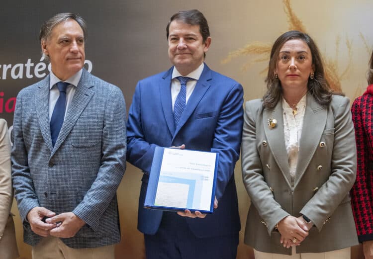 El Presidente de la Junta de Castilla y León presenta el Plan Estratégico de la Industria Agroalimentaria 2024-2028. / Susana Martín