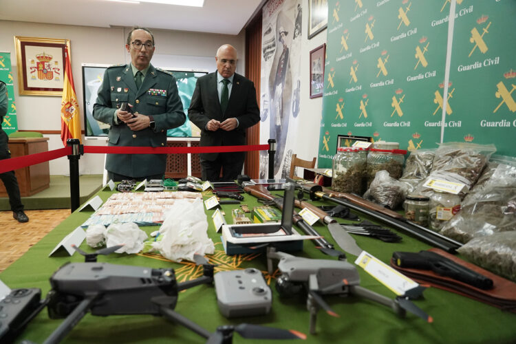 Desmantelada la red que monopolizaba el tráfico de drogas en Medina de Rioseco, con siete detenidos 1 El Subdelegado del Gobierno y el Coronel jefe de la Comandancia de la Guardia Civil de Valladolid informan sobre la operación "Corrutva". / Rubén Cacho