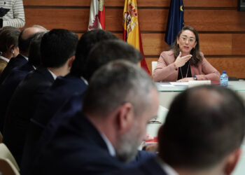 María González Corral firma una adenda a los convenios de colaboración que la Junta mantiene con once entidades financieras. / Rubén Cacho