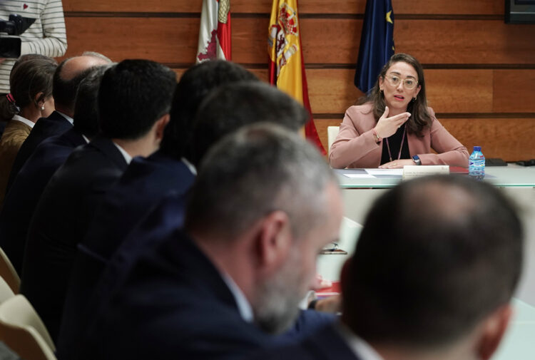 Agricultura consigna 63 millones para bonificar los intereses de los préstamos para la sequía 1 María González Corral firma una adenda a los convenios de colaboración que la Junta mantiene con once entidades financieras. / Rubén Cacho