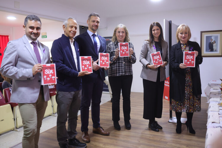 La Junta refuerza su apoyo al Plan de Empleo de Cruz Roja con más de 443.000 euros 1 La Consejera de Industria asiste a la presentación de la campaña de Cruz Roja en Zamora. / JL Leal