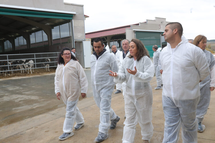 La Consejería de Agricultura duplica la ayuda para modernizar los cebaderos de explotaciones ganaderas 1 María González Corral visita una explotación ganadera en Corrales del Vino, Zamora. / JL Leal