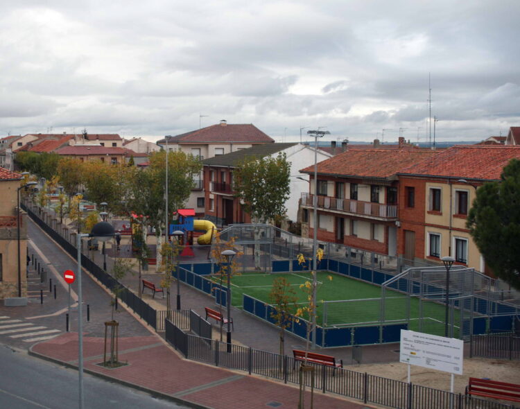 Foto de archivo: calle de la localidad de Carbonero el Mayor / E.A.
