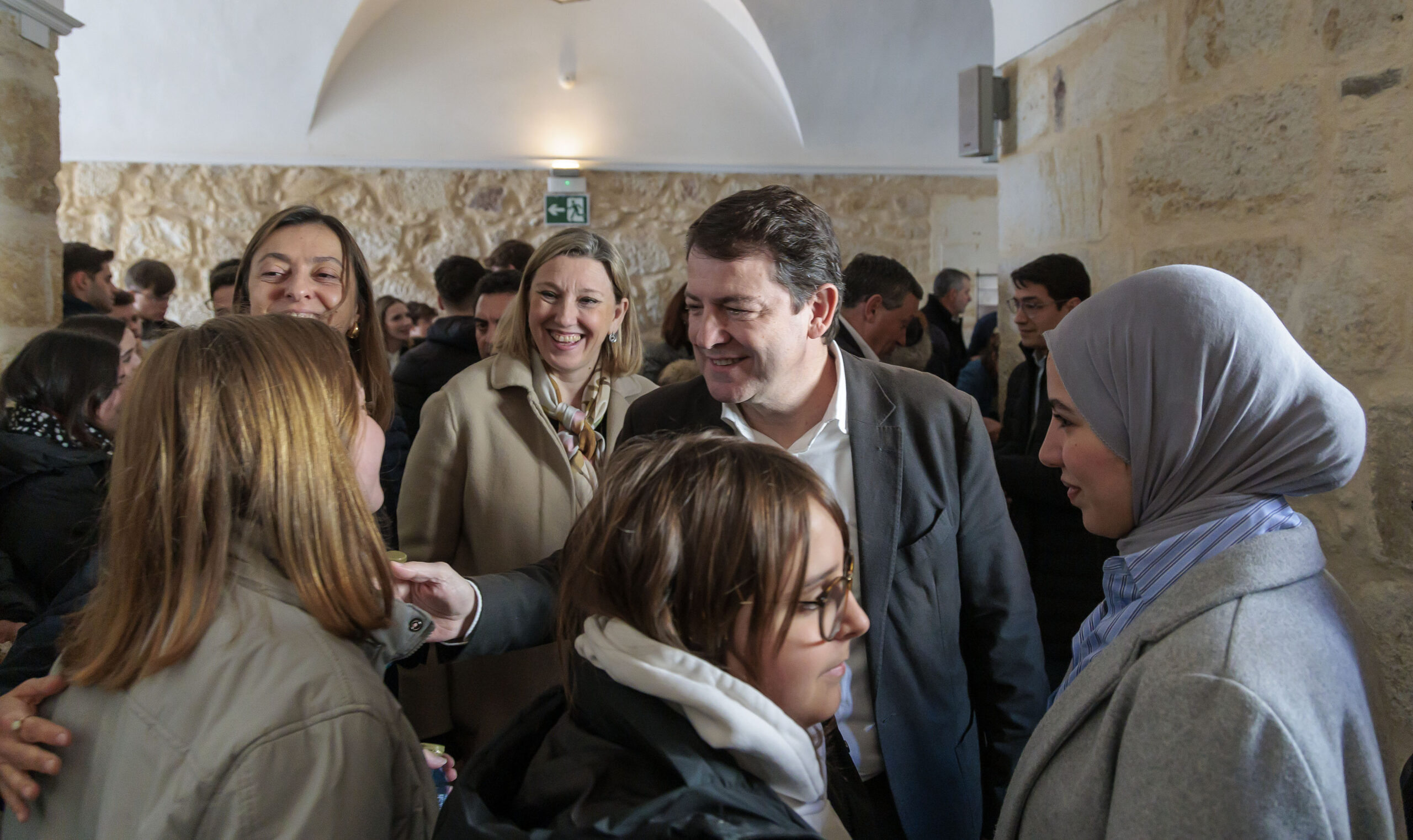 La Junta anima a los jóvenes a pausar sus dispositivos móviles y volver a conectar con la realidad 3 Diferentes momentos de la presentación de la campaña.