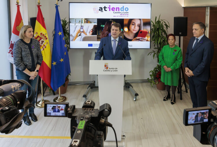 La Junta lanza una campaña para difundir los centros ‘Atiendo’ de atención a las víctimas de violencia sexual 1 Alfonso Fernández Mañueco e Isabel Blanco en un momento de la presentación de la campaña.