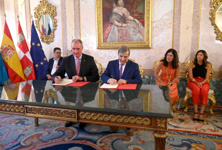 Firma del protocolo de movilidad de Segovia entre el consejero y el alcalde de la ciudad.
