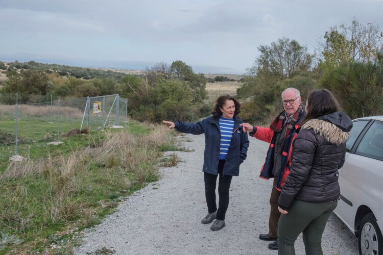 La Diputación apuesta por la economía circular con nuevas áreas de compostaje 1 Pilar Martín revisa la zona de compostaje con autoridades locales.