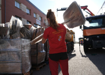 Los materiales para despejar las calles de barro y escombros son los más solicitados por las áreas afectadas.