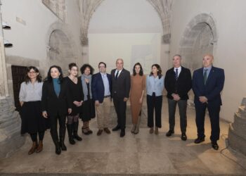 Asistentes a la sesión de Pleno celebrada en el Museo de Arte Contemporáneo Esteban Vicente. / Diputación