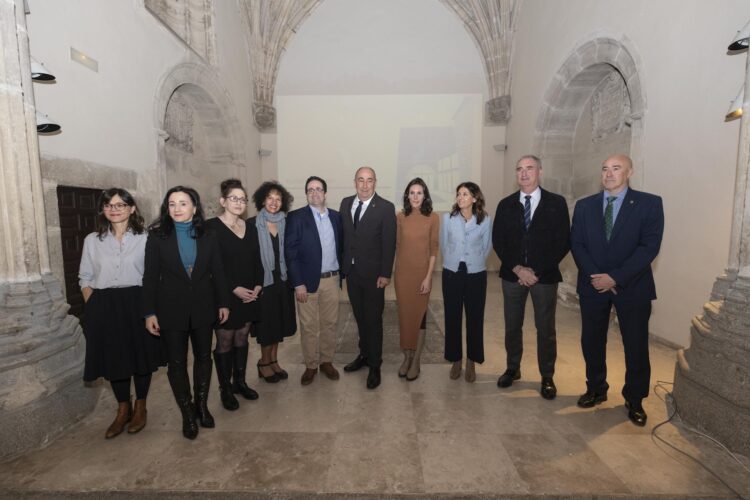 El Museo Esteban Vicente de Segovia recibirá 350.000 de Diputación 1 Asistentes a la sesión de Pleno celebrada en el Museo de Arte Contemporáneo Esteban Vicente. / Diputación