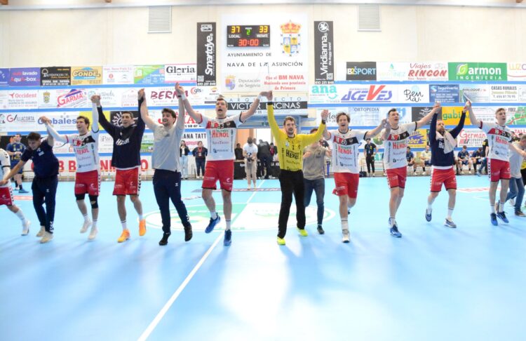 Los jugadores del Viveros Herol Nava celebran con los aficionados la victoria sobre el Bidasoa Irún./ AMADOR MARUGÁN