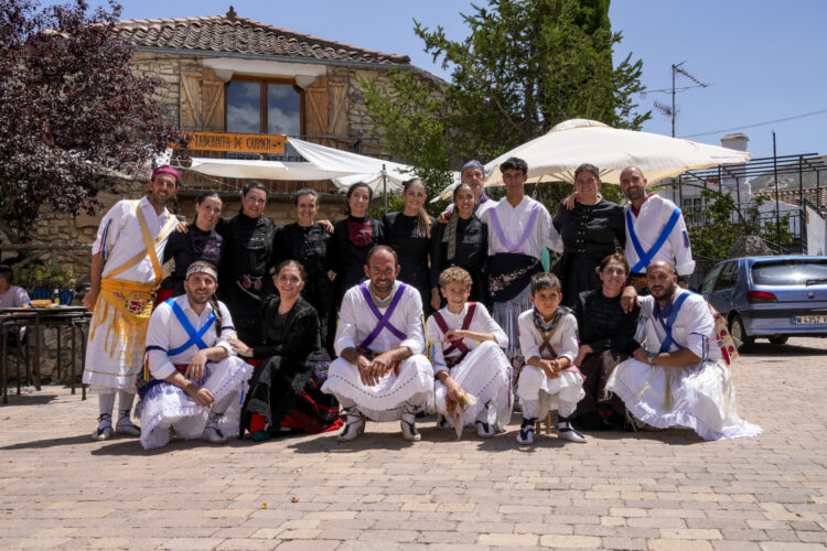 Una charla para rememorar el legado del ritual del Rosario en la provincia 1 Grupo de danzantes de la localidad.