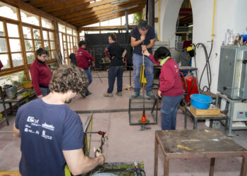 Alumnos del taller trabajando con el vidrio.